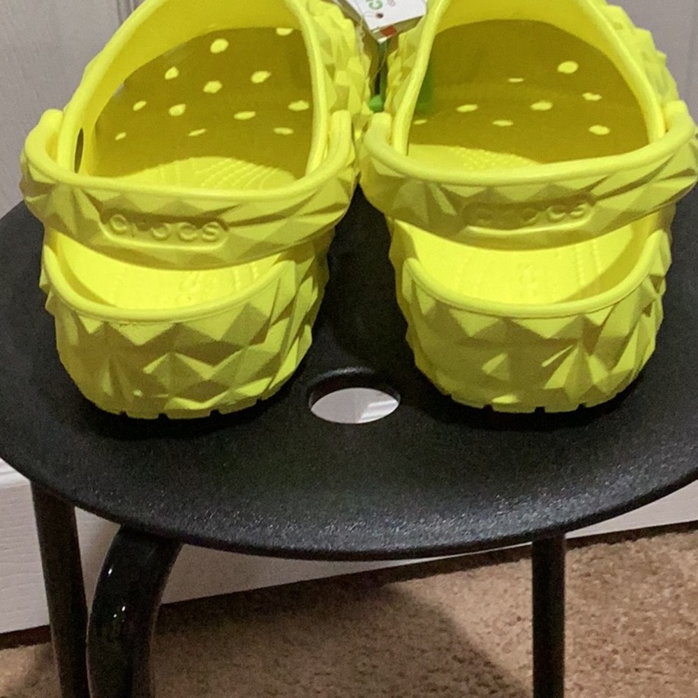 CROCS Classic Geometric Clog - Size 9 - Picture 4 of 6